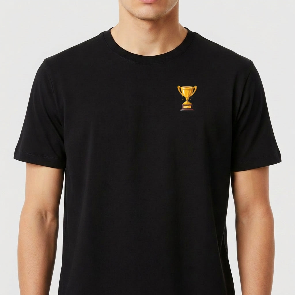 Camiseta com estampa frontal de troféu dourado pequeno e estampa traseira de troféu maior com texto "QUEM VENCER HERDARÁ TODAS ESSAS COISAS APOCALIPSE 21:7".