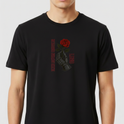 Camiseta com estampa frontal de uma mão metálica segurando uma rosa e estampa traseira de um guerreiro em armadura sobre campo de batalha, cercado por texto.