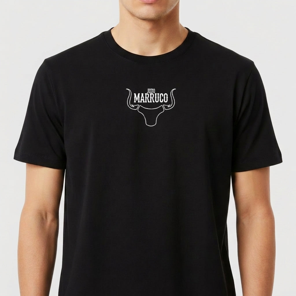 Camiseta com estampa frontal de chifre estilizado com a inscrição centralizada "Jeito Marruco" acima da base dos chifres.