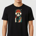 Camiseta com estampa frontal de um gato estilizado em trajes geométricos e óculos, com um fundo abstrato repleto de formas e elementos decorativos.