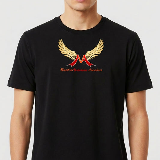 Camiseta com estampa frontal de um "M" estilizado em vermelho com asas douradas abertas, acompanhada pela inscrição "Ministério Verdadeiros Adoradores".