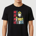 Camiseta com estampa frontal de personagem de anime com cabelo espetado, acompanhada por números e textos em diferentes idiomas ao lado.