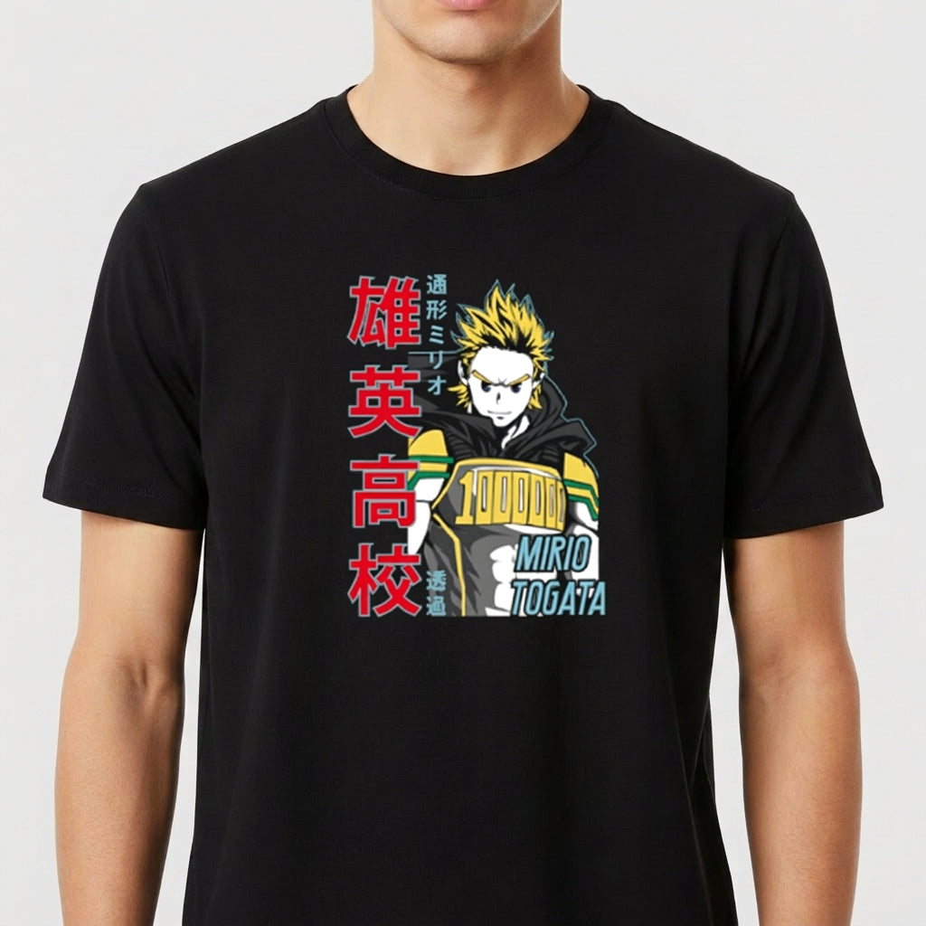 Camiseta com estampa frontal de personagem de anime com cabelo espetado, acompanhada por números e textos em diferentes idiomas ao lado.