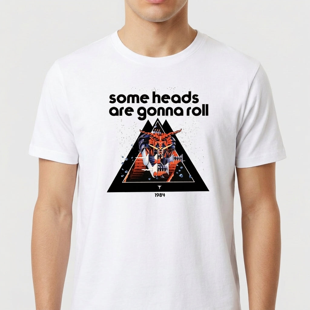 Camiseta com estampa frontal de robô sobre escadaria em triângulo, com letras "some heads are gonna roll" acima e "1984" abaixo.