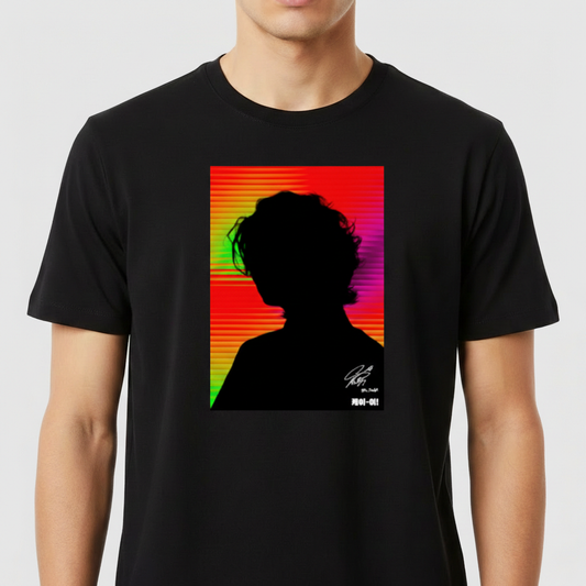 Camiseta com estampa frontal de silhueta humana contra um fundo listrado em tons vibrantes. Detalhes incluem assinaturas brancas na parte inferior.