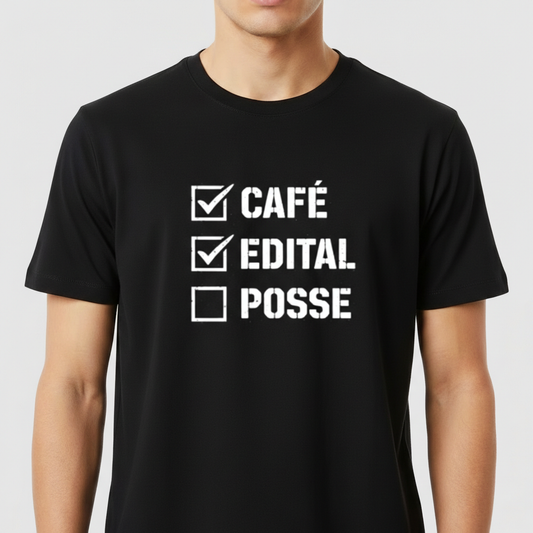 Camiseta com estampa frontal de três listas de verificação, contendo os itens "CAFÉ", "EDITAL" marcados e "POSSE" sem marcação.