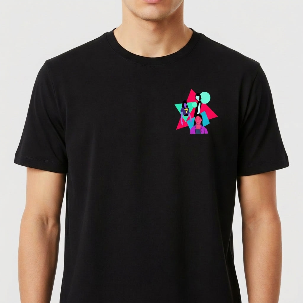 Camiseta com estampa frontal de figuras geométricas sobrepostas com silhuetas humanas e estampa traseira similar com posicionamento centralizado.
