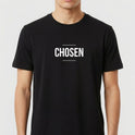 Camiseta com estampa frontal de palavra "CHOSEN" em fonte destacada, acompanhada de duas linhas horizontais finas acima e abaixo do texto, criando um design minimalista e impactante.