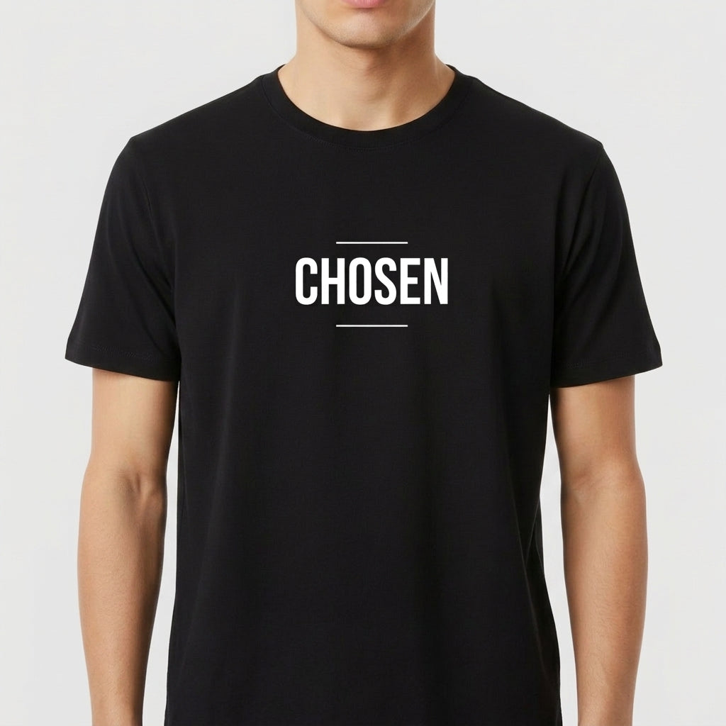 Camiseta com estampa frontal de palavra "CHOSEN" em fonte destacada, acompanhada de duas linhas horizontais finas acima e abaixo do texto, criando um design minimalista e impactante.