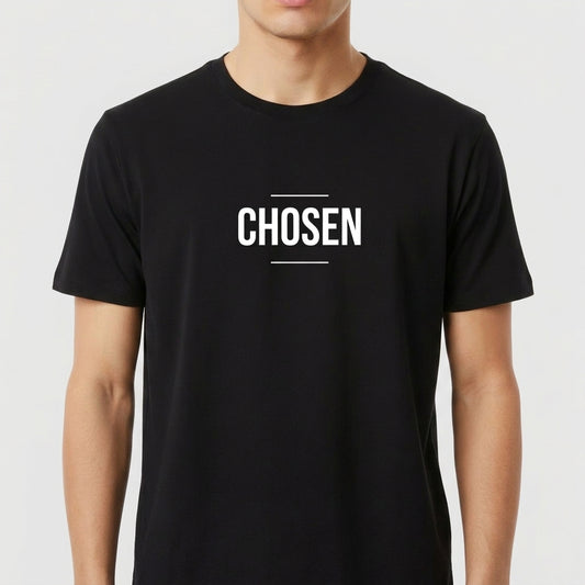 Camiseta com estampa frontal de palavra "CHOSEN" em fonte destacada, acompanhada de duas linhas horizontais finas acima e abaixo do texto, criando um design minimalista e impactante.
