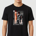Camiseta com estampa frontal de personagem anime com cabelo bicolor, traje estilizado, detalhes de texto japonês e elementos geométricos ao fundo.