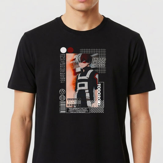 Camiseta com estampa frontal de personagem anime com cabelo bicolor, traje estilizado, detalhes de texto japonês e elementos geométricos ao fundo.