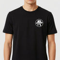 Camiseta com estampa frontal de personagem musculoso com espada em círculo e texto "Boy Bigorna" e estampa traseira de guerreiro robusto em frente a fundo vermelho.