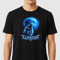 Camiseta com estampa frontal de lobo uivando diante de uma lua cheia iluminada, acompanhada de um detalhe ornamental com a palavra "LUNOVA" em destaque.