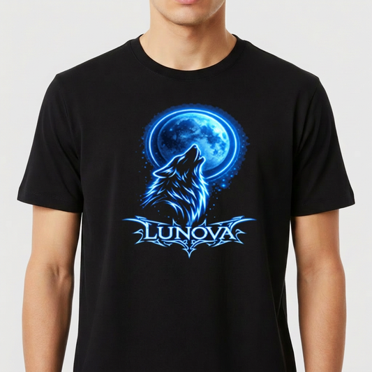 Camiseta com estampa frontal de lobo uivando diante de uma lua cheia iluminada, acompanhada de um detalhe ornamental com a palavra "LUNOVA" em destaque.