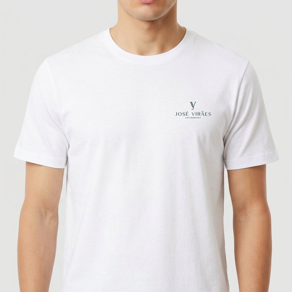 Camiseta com estampa frontal de um pequeno logotipo e texto "JOSÉ VIRA'ES LIFESTYLE" e estampa traseira de mesa, cadeira, garrafa e frase de bar.