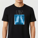 Camiseta com estampa frontal de raio-X de tórax humano, centrada sob uma tipografia estilizada com o nome "LORDE".
