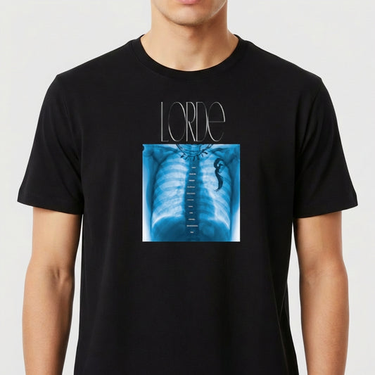 Camiseta com estampa frontal de raio-X de tórax humano, centrada sob uma tipografia estilizada com o nome "LORDE".