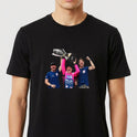 Camiseta com estampa frontal de três pessoas celebrando, sendo uma delas segurando um grande troféu acima da cabeça, transmitindo uma cena de vitória.