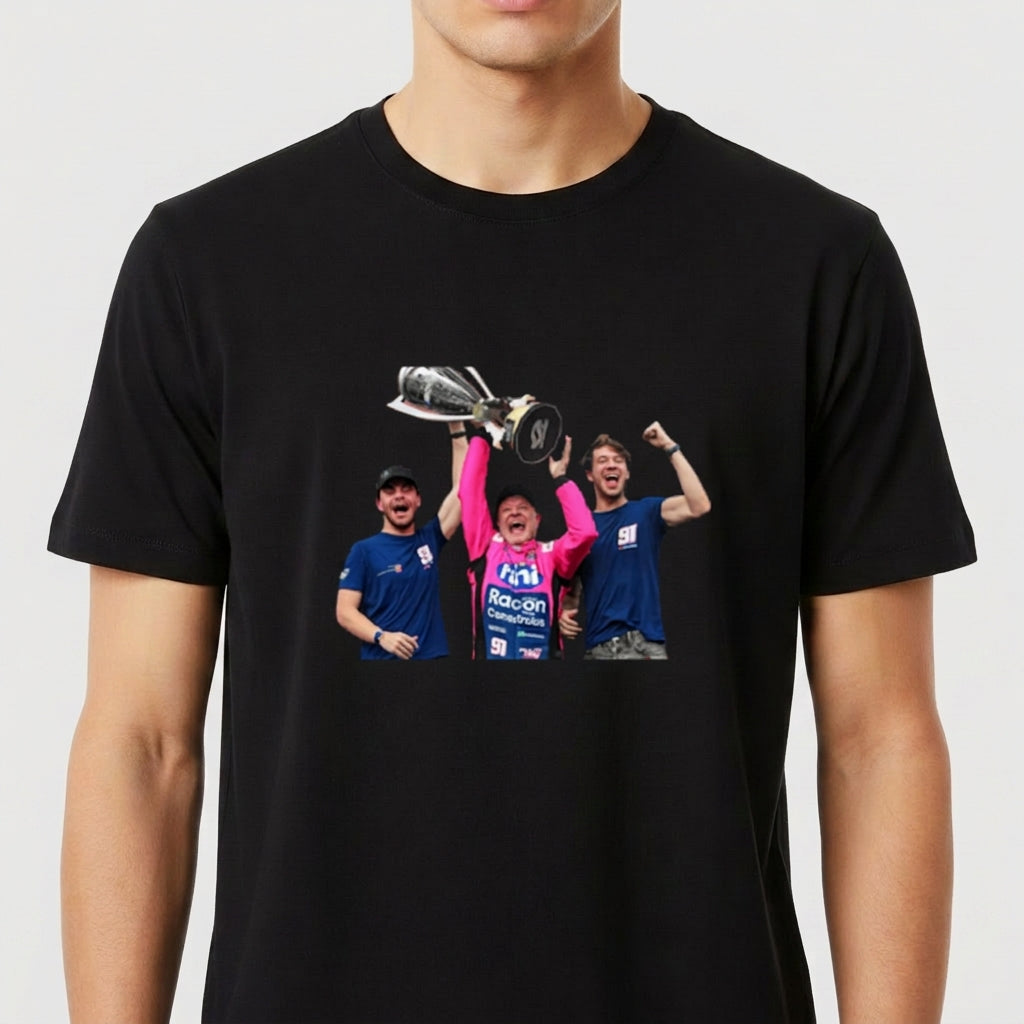 Camiseta com estampa frontal de três pessoas celebrando, sendo uma delas segurando um grande troféu acima da cabeça, transmitindo uma cena de vitória.