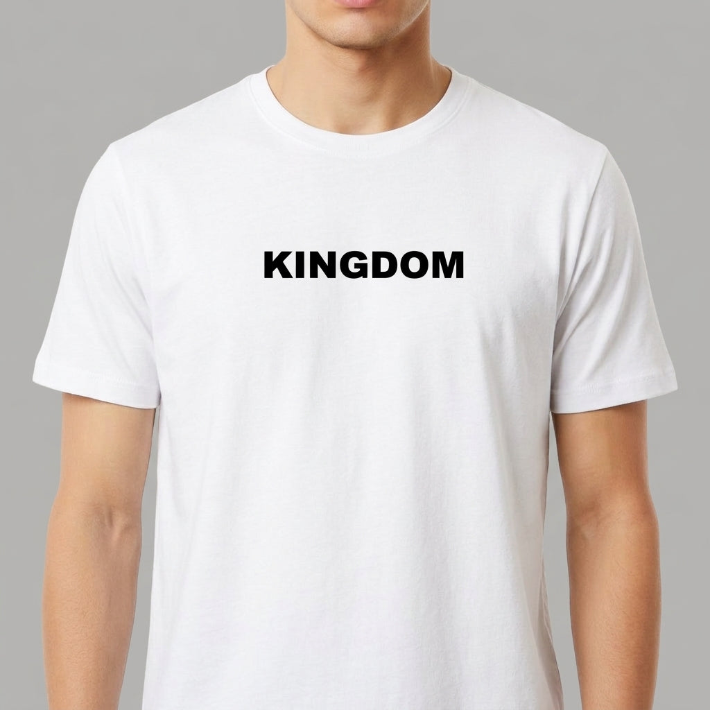 Camiseta com estampa frontal da palavra "KINGDOM" em fonte negritada centralizada.