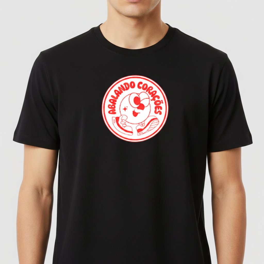 Camiseta com estampa frontal de desenho estilizado de um coração esportivo usando tênis e óculos, rodeado pela frase "Abalando Corações".