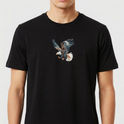 Camiseta com estampa frontal de águia em voo, capturando detalhes nas asas abertas e penas texturizadas, expressando movimento e precisão.