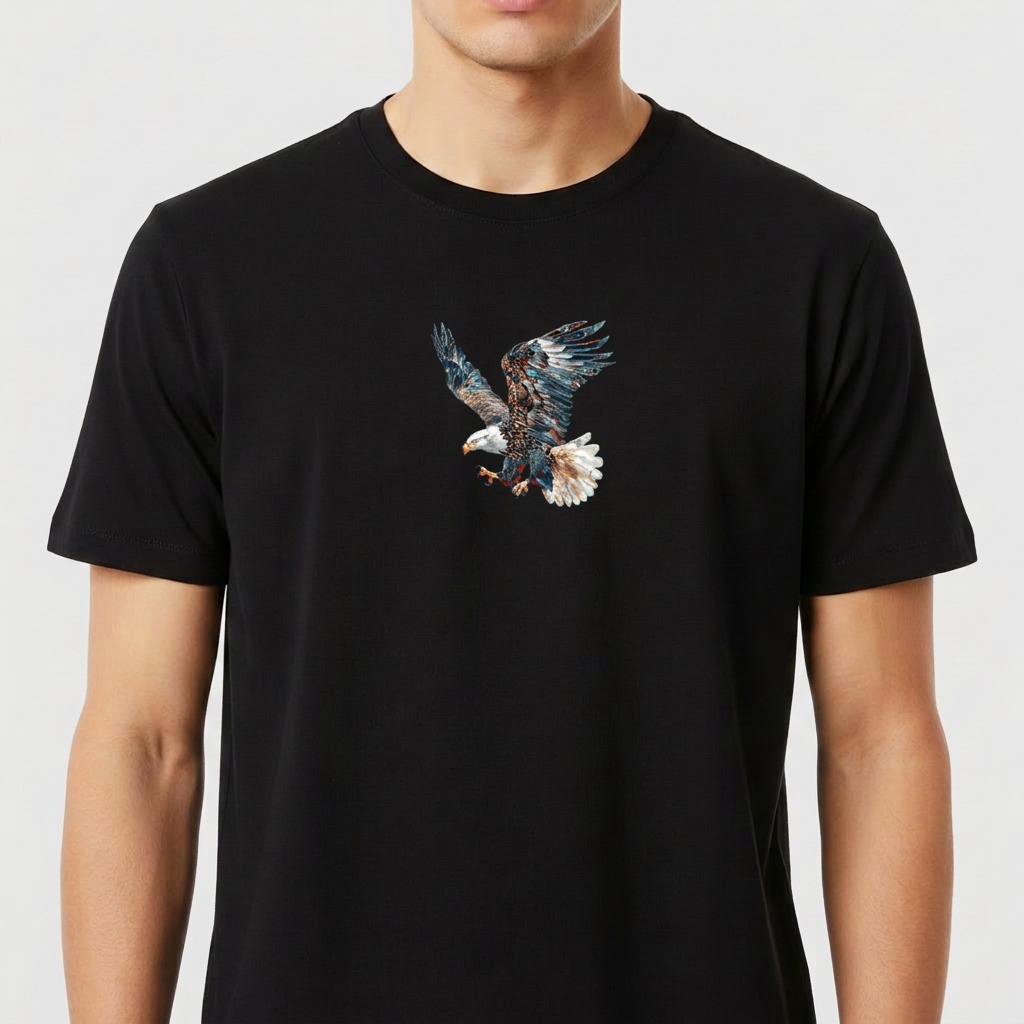 Camiseta com estampa frontal de águia em voo, capturando detalhes nas asas abertas e penas texturizadas, expressando movimento e precisão.