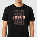 Camiseta com estampa frontal de palavras repetidas "VIVE" em estilo bold, em alinhamento central, intercaladas por "JESUS" em destaque centralizado.