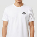 Camiseta com estampa frontal de "Contrafluxo" e flechas estilizadas, e estampa traseira circular com "Contrafluxo", flechas e "Comida de Rua - Desde 2026".