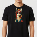 Camiseta com estampa frontal de uma lhama estilizada usando óculos escuros, com elementos geométricos e um visual artístico moderno.