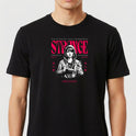 Camiseta com estampa frontal de figura central segurando uma câmera, rodeada por palavras e símbolos, com destaque para "STRANGE" em letras grandes.