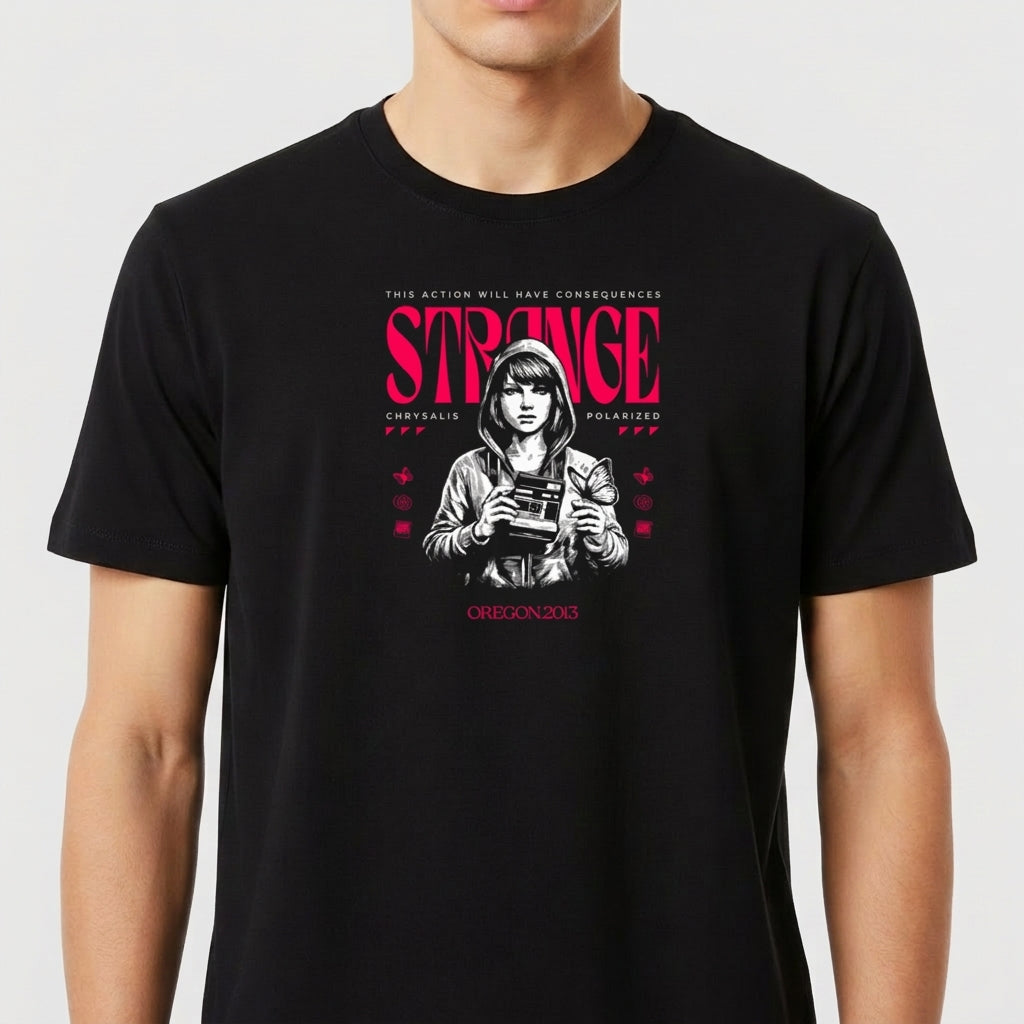 Camiseta com estampa frontal de figura central segurando uma câmera, rodeada por palavras e símbolos, com destaque para "STRANGE" em letras grandes.
