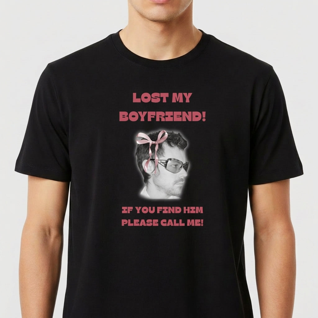 Camiseta com estampa frontal de foto em preto e branco de homem usando óculos com laço rosa e textos "LOST MY BOYFRIEND!" e "IF YOU FIND HIM PLEASE CALL ME!".