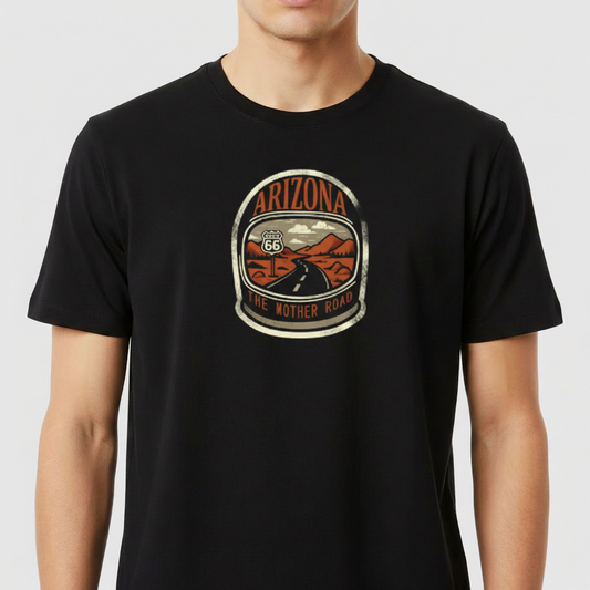 Camiseta com estampa frontal de design retrô "Arizona" junto à Rota 66, montanhas ao fundo, e texto "The Mother Road" compondo estilo viajante clássico.