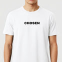 Camiseta com estampa frontal da palavra "CHOSEN" em fonte bold, centralizada e em destaque, criando um visual direto e impactante.