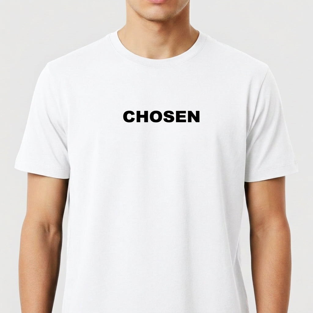 Camiseta com estampa frontal da palavra "CHOSEN" em fonte bold, centralizada e em destaque, criando um visual direto e impactante.