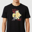 Camiseta com estampa frontal de personagem em armadura ao lado de uma figura leonina iluminada, acompanhada de frase "O Deus que vai à frente!" e texto adicional.