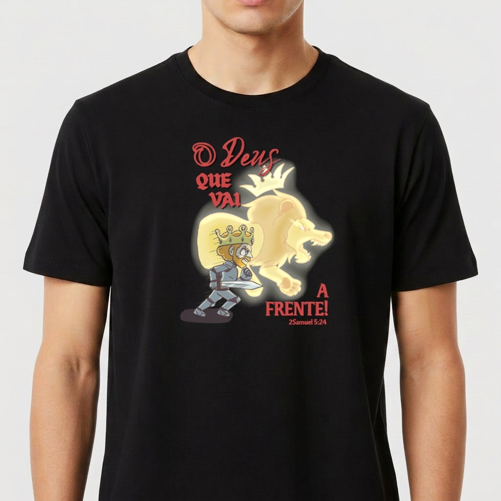Camiseta com estampa frontal de personagem em armadura ao lado de uma figura leonina iluminada, acompanhada de frase "O Deus que vai à frente!" e texto adicional.