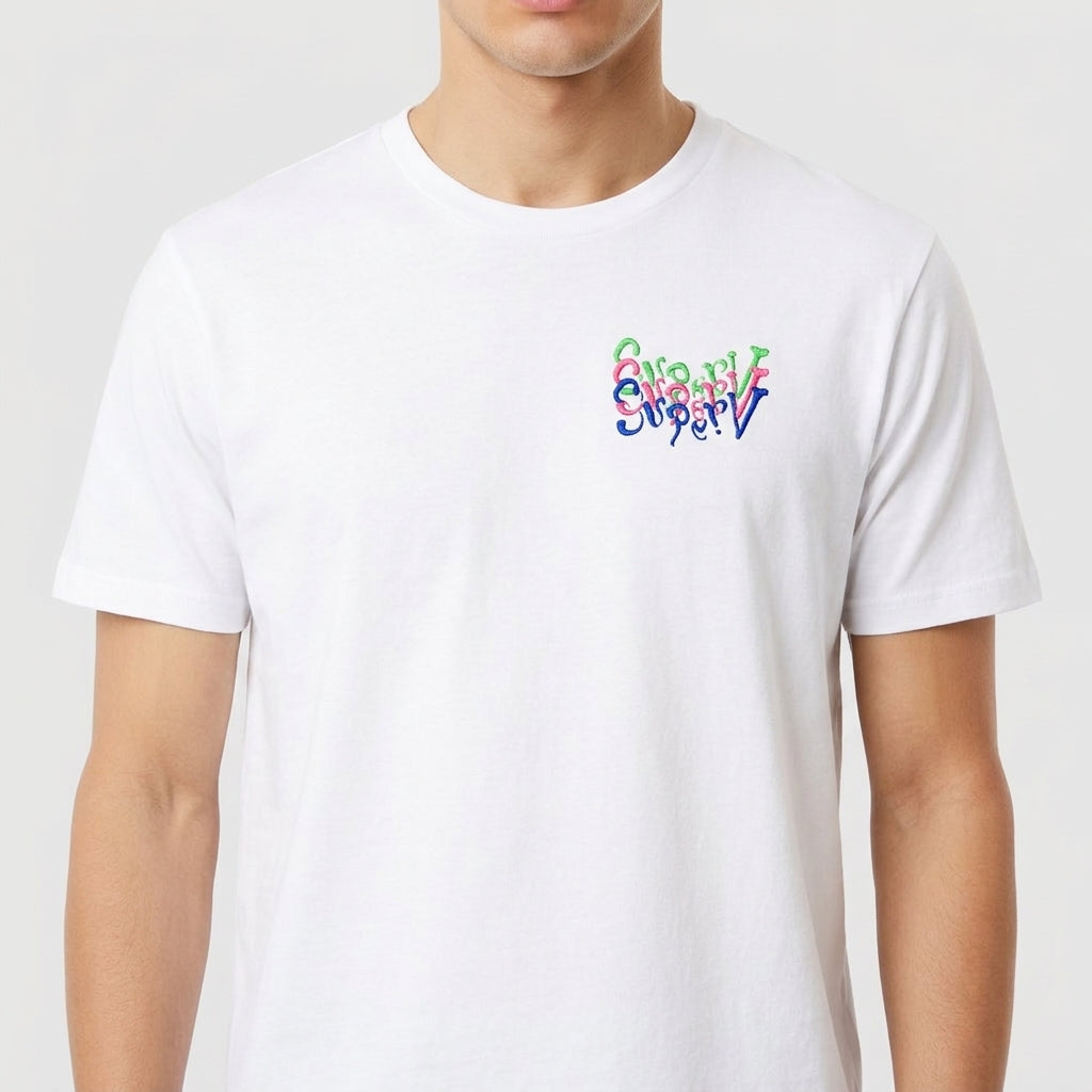 Camiseta com estampa frontal de palavras sobrepostas em estilo glitch e estampa traseira de personagens coloridos em um design vibrante e dinâmico.