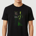 Camiseta com estampa frontal de personagem conhecido, com olhar intenso, rodeado por efeitos brilhantes e logotipo icônico ao lado esquerdo.