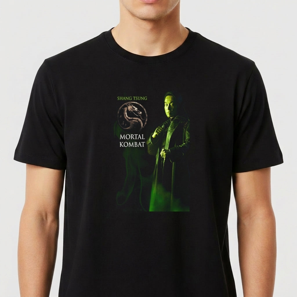 Camiseta com estampa frontal de personagem conhecido, com olhar intenso, rodeado por efeitos brilhantes e logotipo icônico ao lado esquerdo.