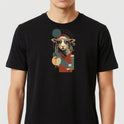 Camiseta com estampa frontal de ovelha estilizada usando óculos de sol, com elementos geométricos sobrepostos, incluindo círculos e retângulos diversos.