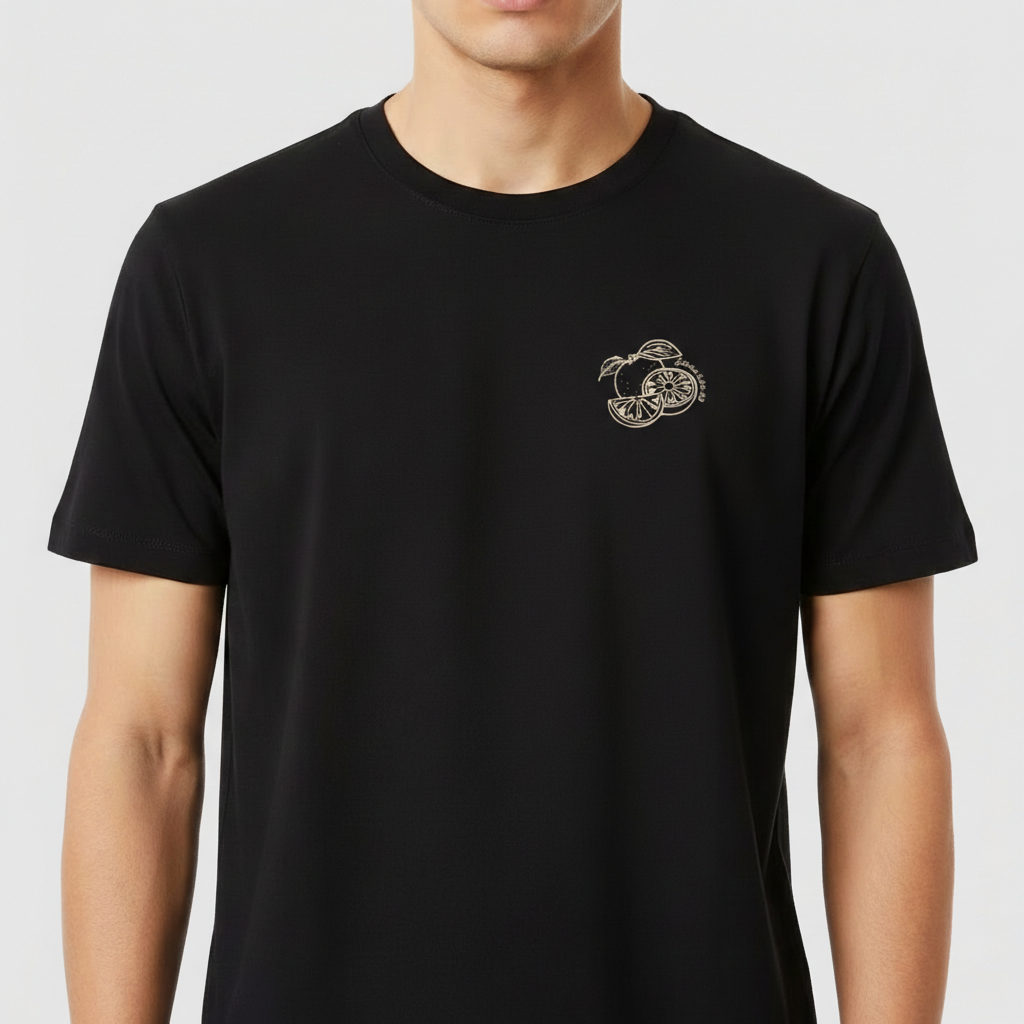 Camiseta com estampa frontal de limão desenhado em traços finos, e estampa traseira de citação "Fruto do Espírito" com limões e elementos escritos.
