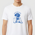 Camiseta com estampa frontal de ilustração estilo retrô de mulher apoiando a cabeça nas mãos, acompanhada da frase "queria estar lendo" acima.