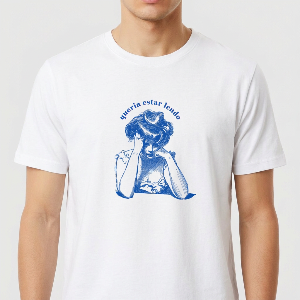Camiseta com estampa frontal de ilustração estilo retrô de mulher apoiando a cabeça nas mãos, acompanhada da frase "queria estar lendo" acima.