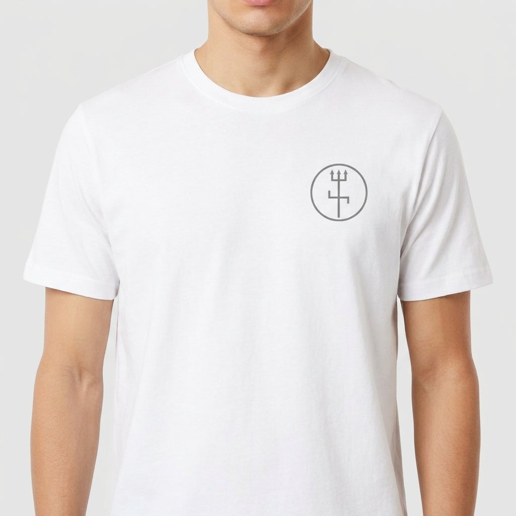 Camiseta com estampa frontal de símbolo circular minimalista com tridente e estampa traseira de guerreiro estilizado com cocar e galo sobre fundo circular.
