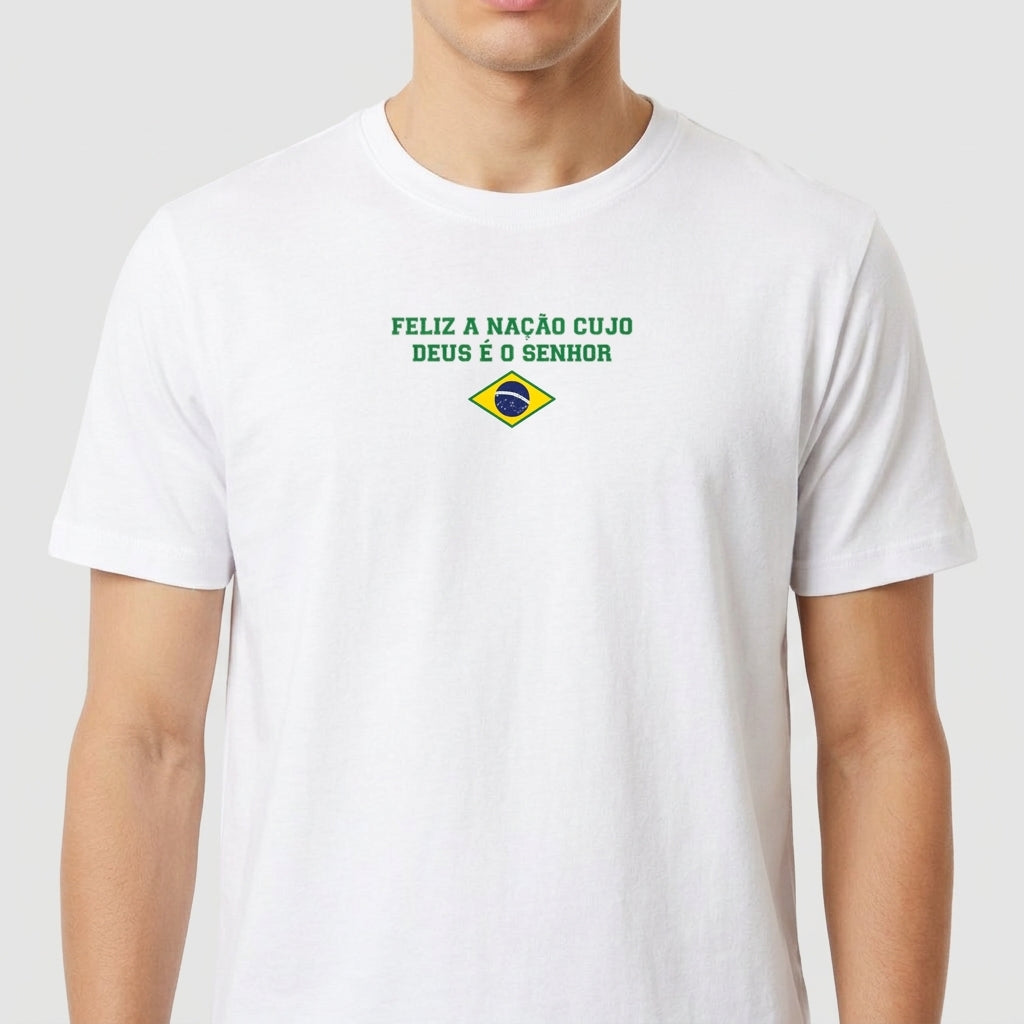 Camiseta com estampa frontal de frase inspiradora acompanhada de símbolo nacional e estampa traseira com texto "SALMOS" acima dos números "33" e "12".