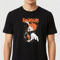 Camiseta com estampa frontal de um personagem de anime em ação, destacando-se com cabelos vibrantes sob um logotipo estilizado e dinâmico acima.