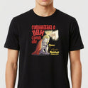 Camiseta com estampa frontal de um cavaleiro ajoelhado, usando armadura e manto, com coroa dourada sobre a cabeça, cercado por texto estilizado.